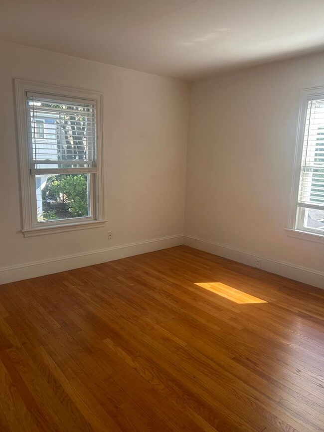 Building Photo - Beautiful 3BR/1.5BA Home Available October...