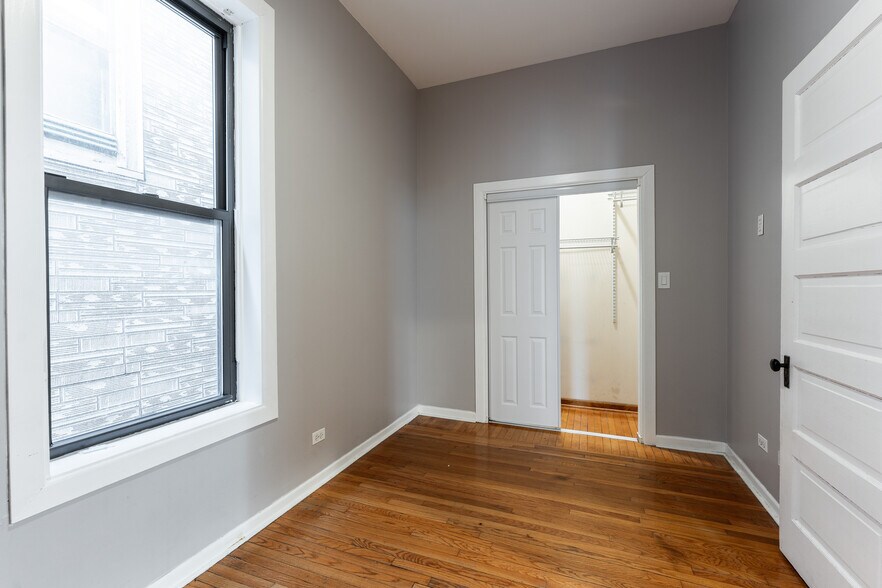 Building Photo - 2200 W Belmont Ave