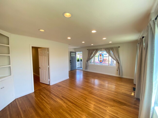 Building Photo - Unique 4 Bedroom 2 bath Guest Home in Ocea...