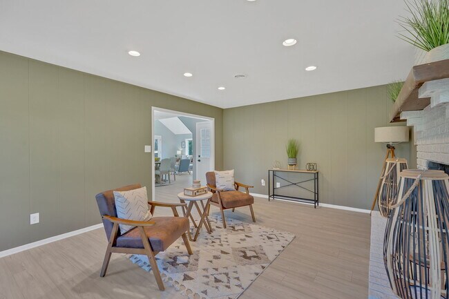 Building Photo - 916 Starling Dr
