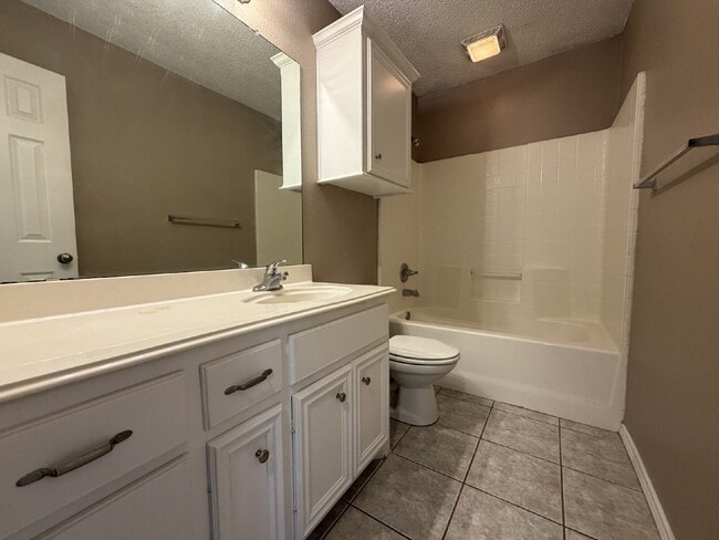 Building Photo - "Charming 3-Bed, 3-Bath Home in Lubbock – Spacious 1,575 Sq Ft Retreat!"