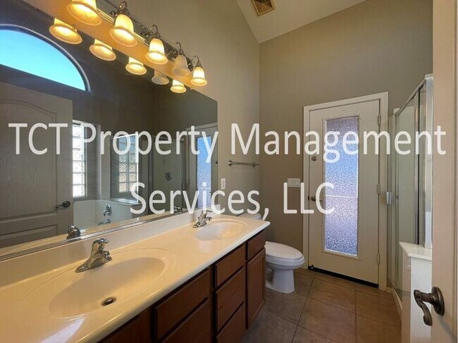 Building Photo - Spacious Home in Great Location!