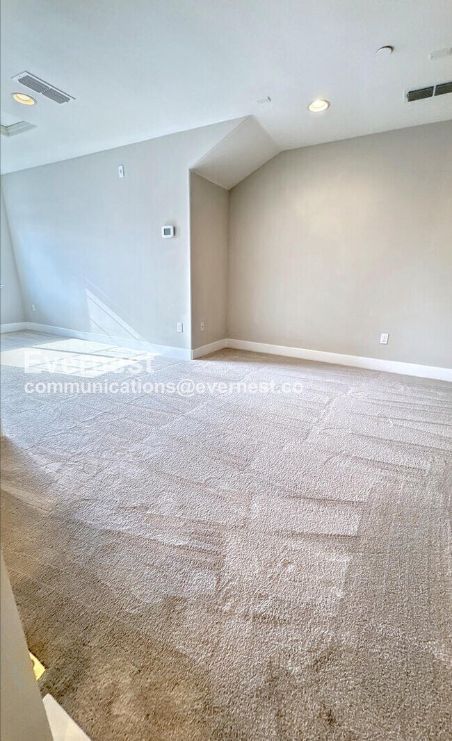 Building Photo - 404 Longden Ave