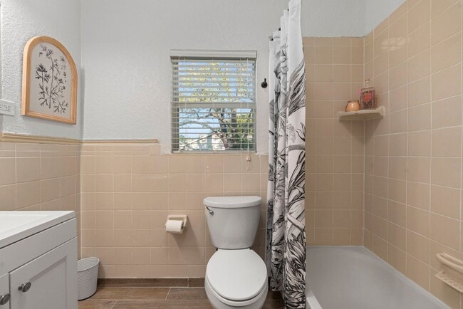 Building Photo - Beautifully Updated 3 bedroom, 2 bath!