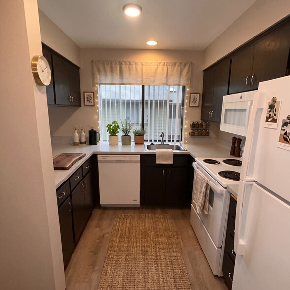 Kitchen - Maple View Apartments