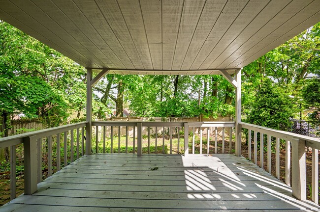 Building Photo - 5 bed 2 bath - Great Brookline location.  ...