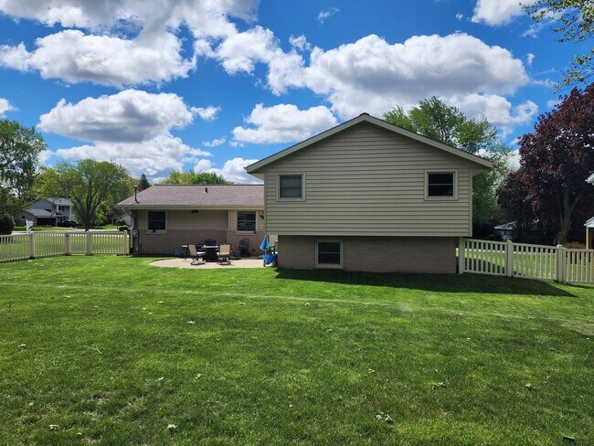 Building Photo - Updated Brookfield 4 bedroom home
