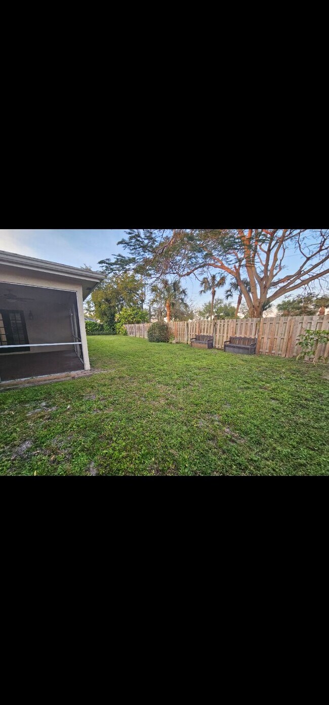 Building Photo - 1226 Rowayton Cir