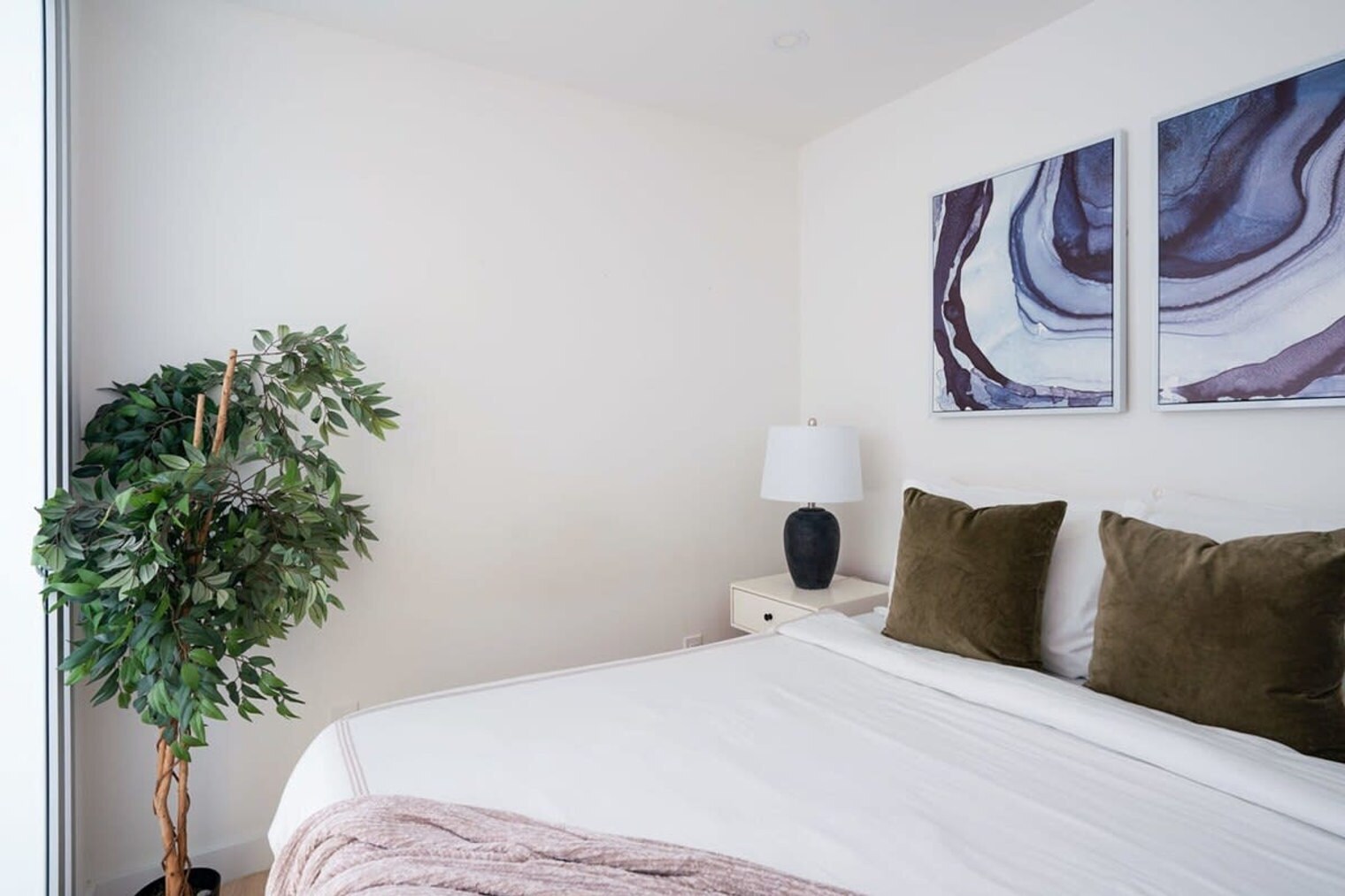 Building Photo - 244 E 75th St