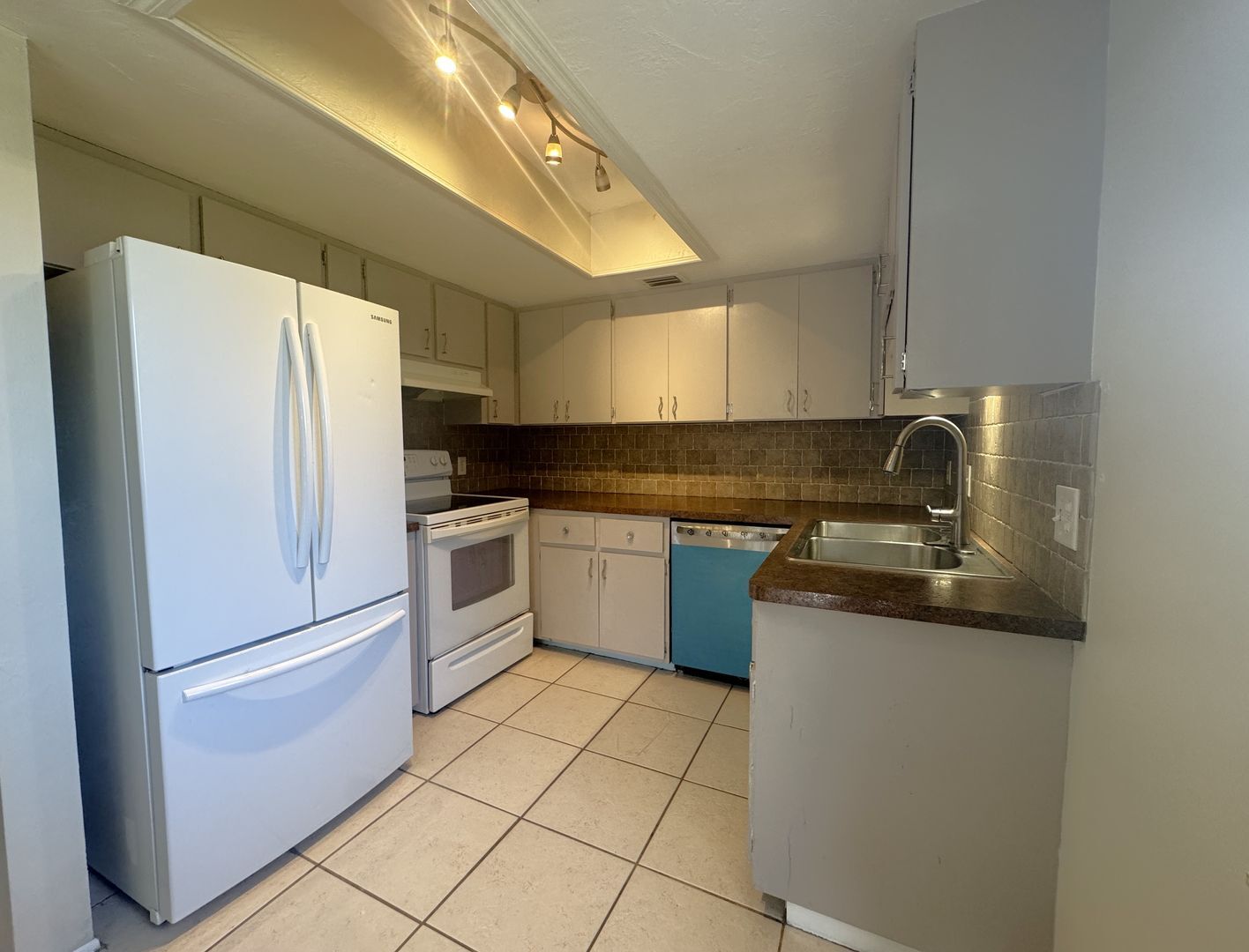 Building Photo - 2 Bedroom, 2 Bath Condo Available Soon!