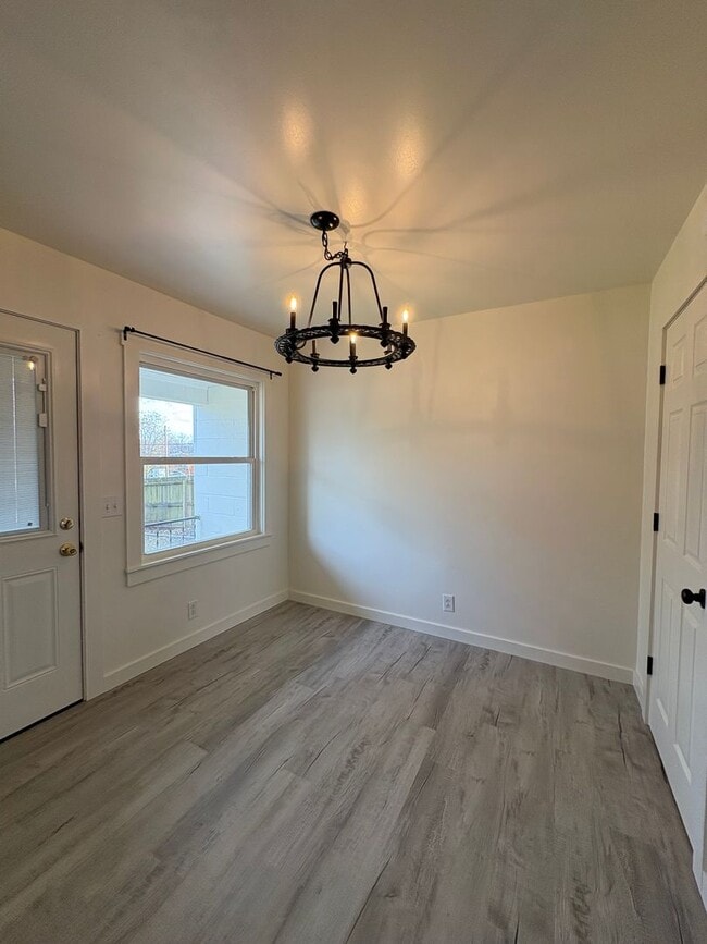 Building Photo - 2 Bedroom Across From McFerrin Park