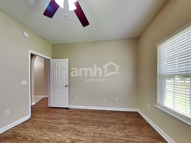 Building Photo - 155 Red Oak Dr
