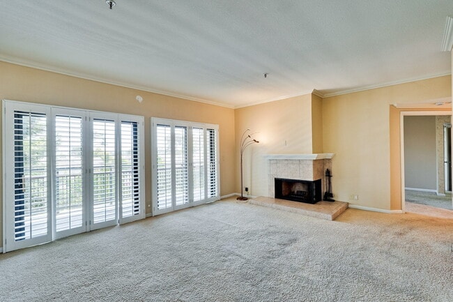 Building Photo - Large, Comfy 2BR, 2BA Condo with Convenient Location