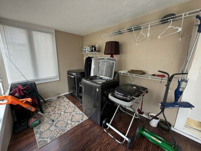 Building Photo - 3bed/1bath Home Available Just Steps Away From Norman's Campus Corner!!