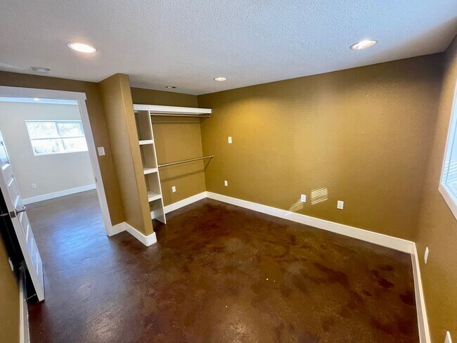Building Photo - 1104 Columbine Ct
