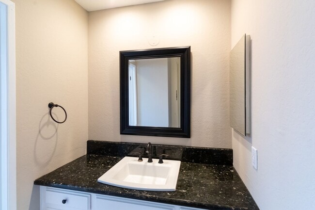 Building Photo - One Bedroom Condo w/ On-Site Parking Near ...