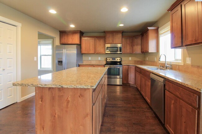 Building Photo - Large 4 Bed, 2.5 Bath West Pasco Home