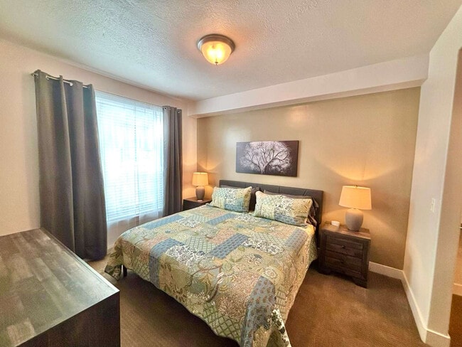 Building Photo - 460 E 400 S