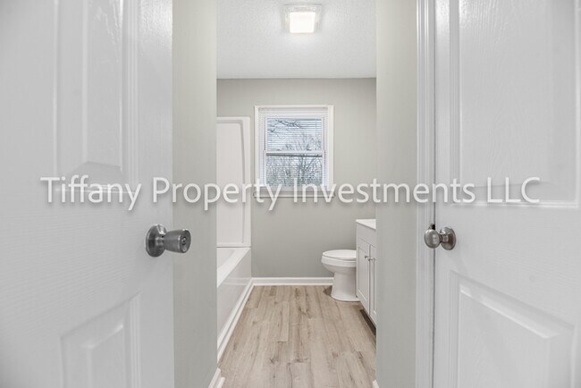 Building Photo - 2331 Woodleaf Dr