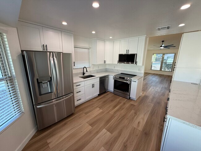 Building Photo - 3624 W Elgin St