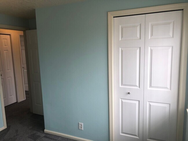 Building Photo - Updated Duplex - 3 Bedroom 1.5 Bath