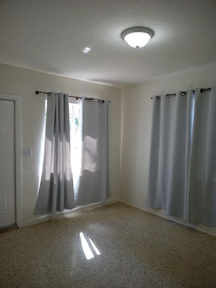 Building Photo - 535 SW 4th St