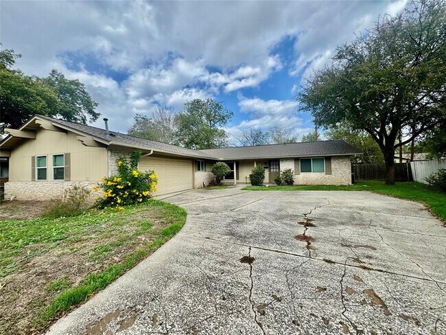 Building Photo - 2102 Pompton Dr