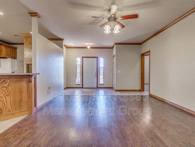 Building Photo - 901 NE 26th Ct