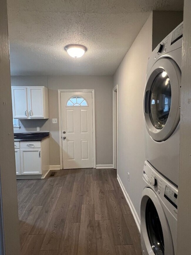 Building Photo - Tons of curb appeal! Close to downtown Spa...