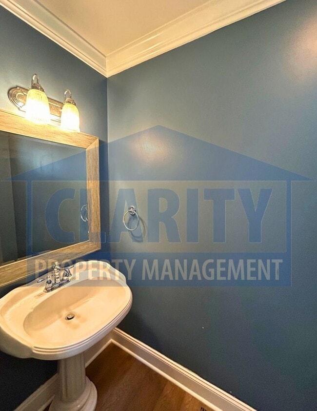 Building Photo - Beautiful three bedroom home in North Clev...