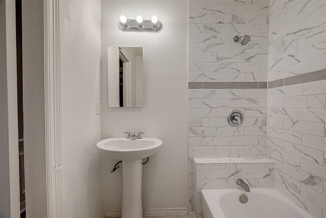 Building Photo - 5831 Annunciation St