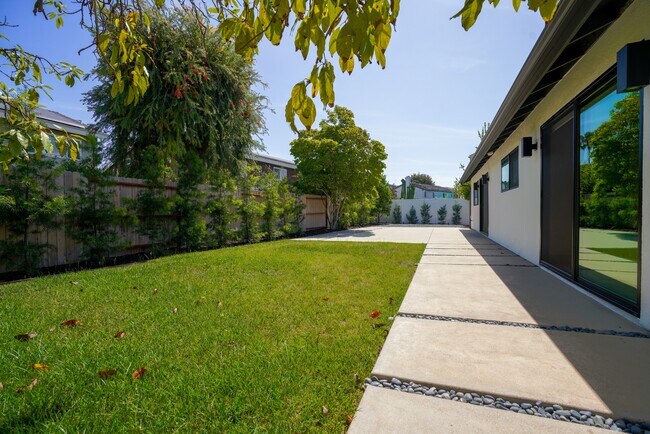 Building Photo - 1800 Oriole Dr