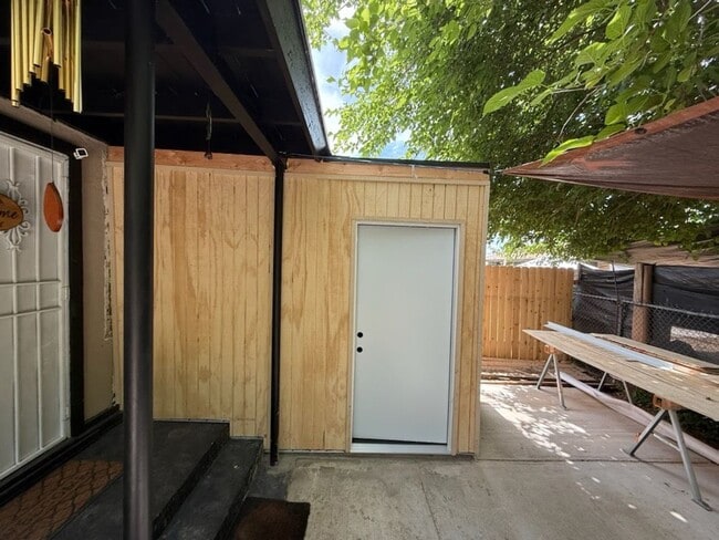 Building Photo - 470 W Pinedale Ave