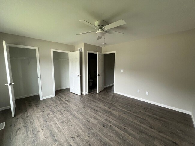 Building Photo - Newer Home in Lake Labadie Subdivision