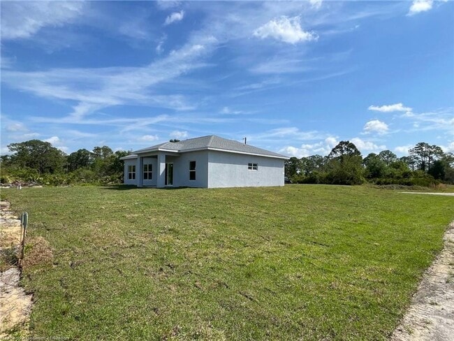 Building Photo - Large 4 Bedroom 2 bath-Lake Placid
