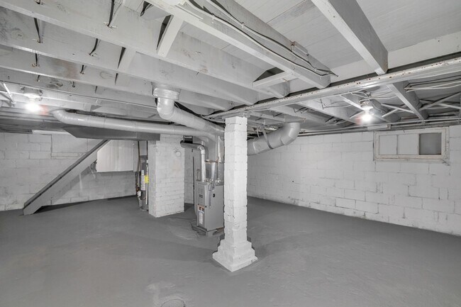 Building Photo - 2212 Snyder Ave NE