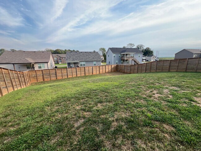 Building Photo - 3 Bedroom 2 Bathroom Home