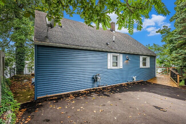Building Photo - Year Round Rental Available on Wall Lake