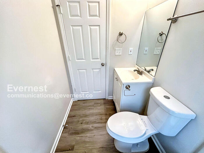 Building Photo - 915 Ridge Ave NW