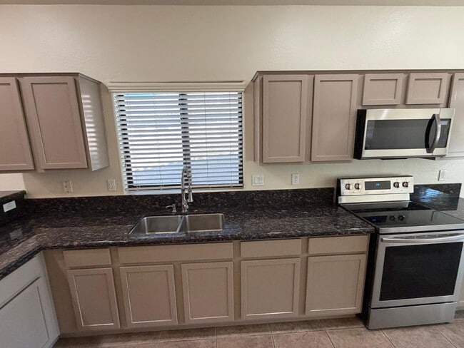 Building Photo - 5233 E Carmel Ave