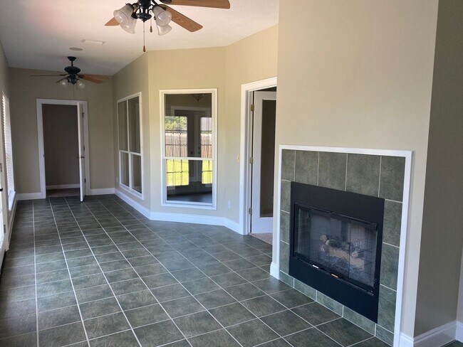 Building Photo - Spacious 3Bed/2Ba Brick Home in Established Neighborhood w/Easy Access to Everything! *SPECIAL: 1...