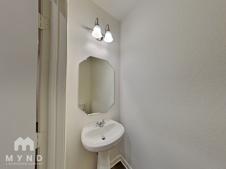 Building Photo - 14462 Palm Ridge