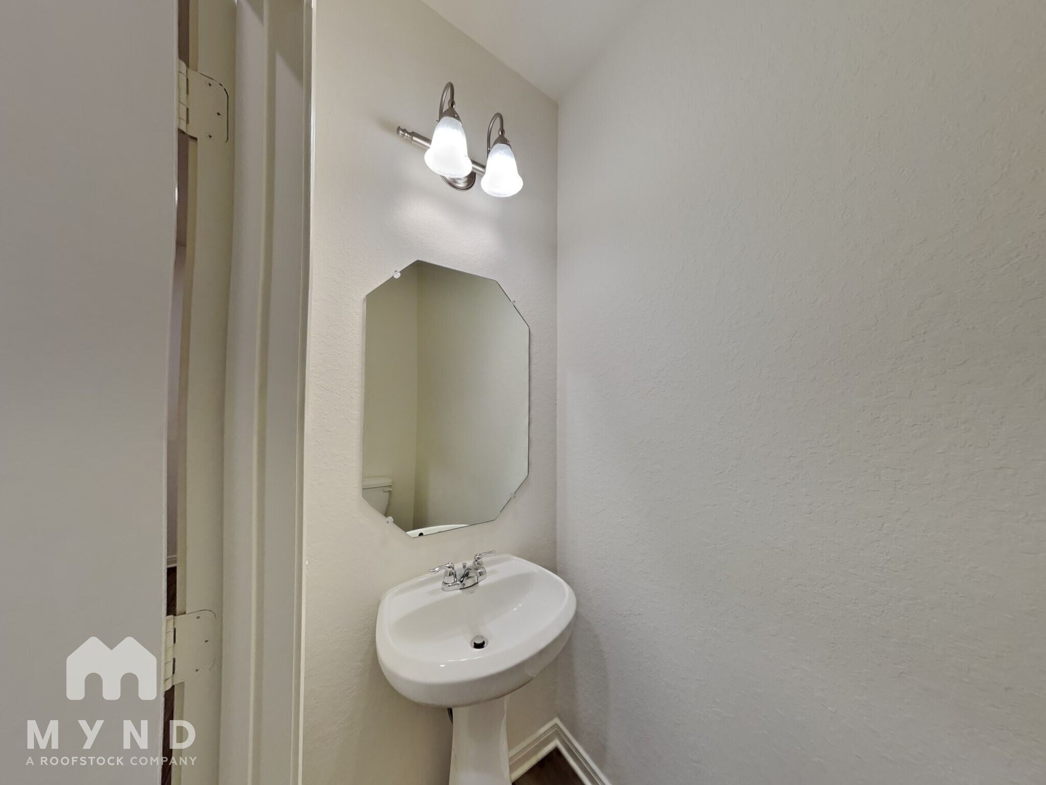 Building Photo - 14462 Palm Ridge