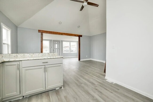 Building Photo - 305 Bass Ave