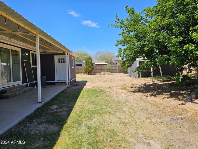 Building Photo - 1042 W Ocotilla St