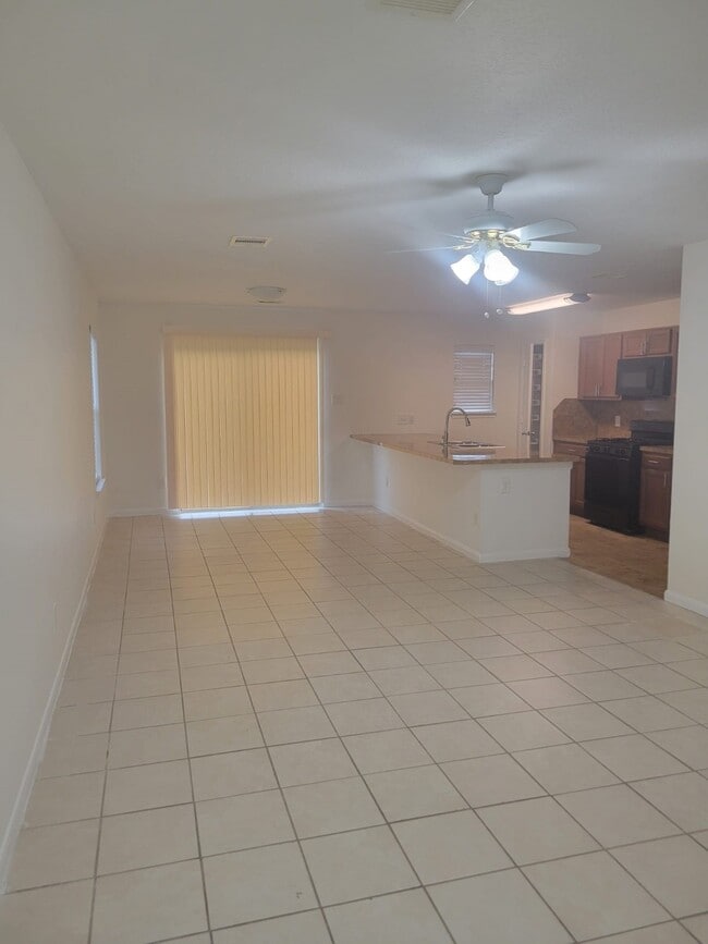 Building Photo - 607 Salma Ct