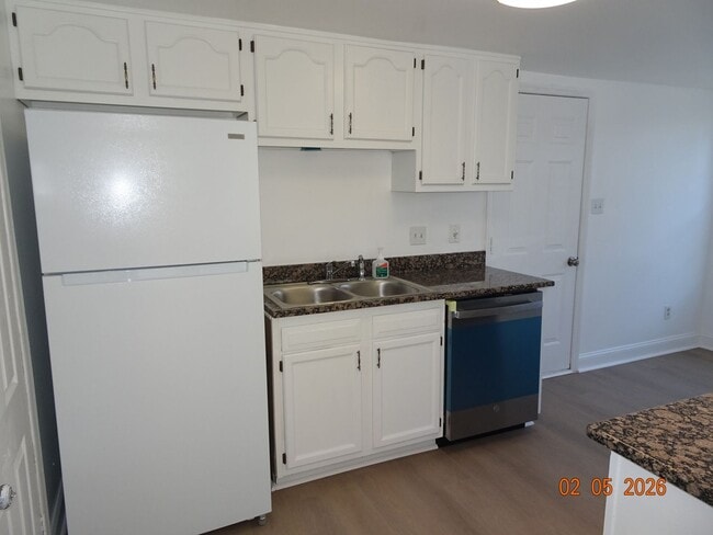 Building Photo - 3 Bedrooms, 2 Full Bathrooms Duplex