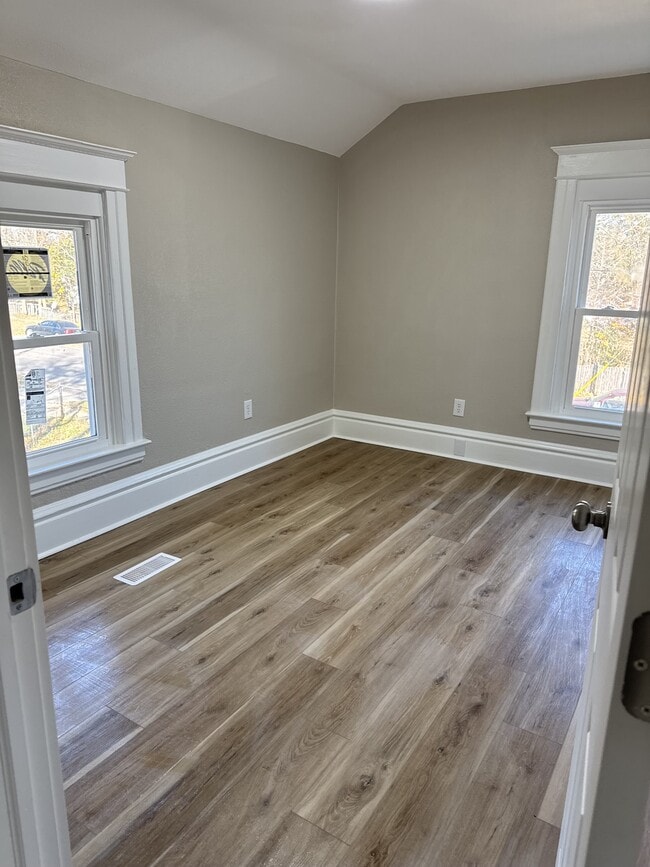 Building Photo - 724 Napoleon St