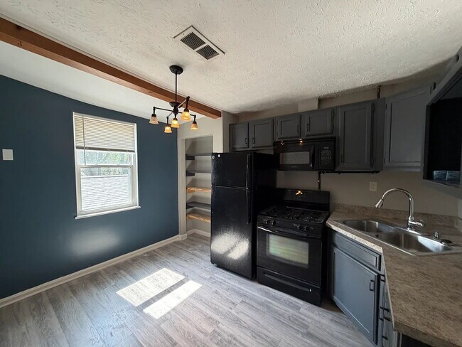 Building Photo - Charming 3-Bedroom Apartment in the Heart of Jeffersonville   All Utilities Included