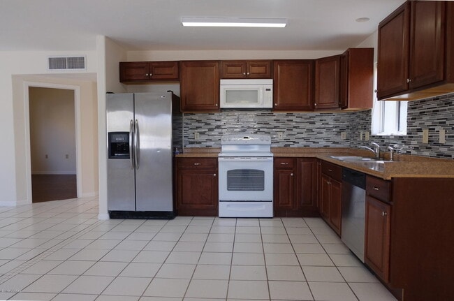 Building Photo - 3144 E Monte Vista Dr